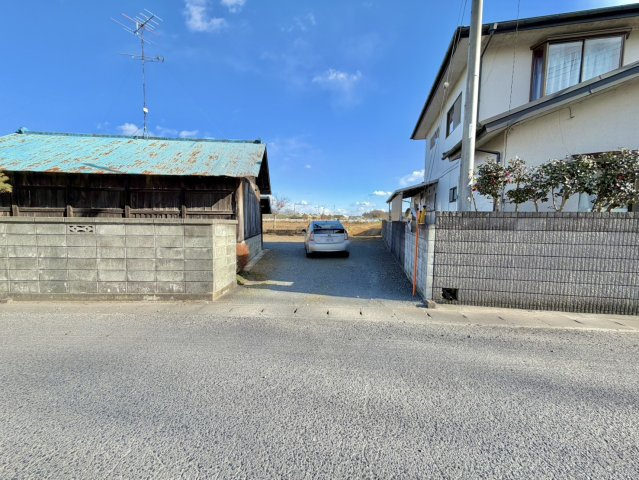 小美玉市橋場美中古物件【畑付き】の前面道路含む現地写真