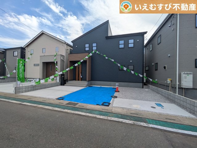 Livele Garden.S　深谷上野台第23の駐車場|並列3台駐車可能なゆとりのカースペース
複数台車をお持ちでも、お友達が遊びに来てもゆとりの駐車スペース！