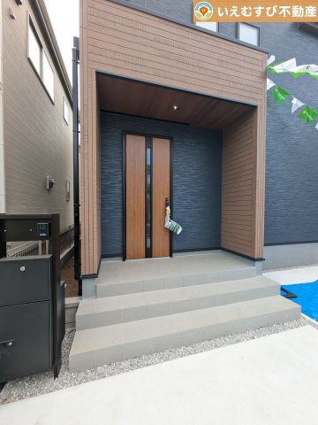 Livele Garden.S　深谷上野台第23のエントランス|落ち着いた色づかいのエントランス
駐車場からアクセスの良いエントランス。雨の日や荷物が多くても安心の動線♪
