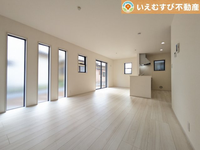 Livele Garden.S　深谷上野台第23の居間・リビング|白を基調にした清潔感溢れる印象のリビングダイニング
白基調なので明るく、広く感じます。どんな家具も合わせやすそうですね！