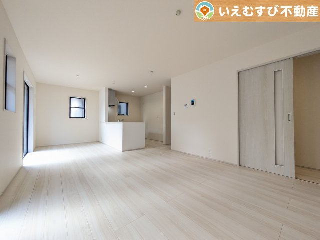Livele Garden.S　深谷上野台第23の居間・リビング|開放感と採光にこだわったＬＤＫ
南面が広いリビングなので日当りがよく開放的で家族みんなでくつろげる空間♪