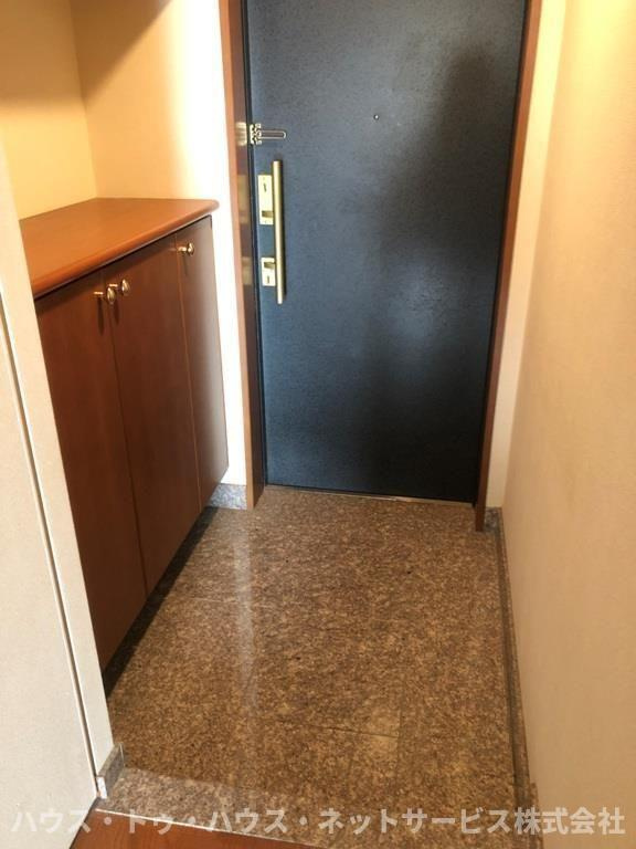 ロイヤルアーク松ケ丘の玄関