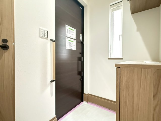 川越市中台2丁目　新築一戸建て　A号棟の玄関|収納もある玄関です