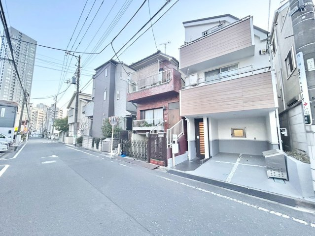 豊島区高松2丁目　中古戸建の前面道路含む現地写真|現地写真

現地ご見学希望・資料請求などお気軽にお問い合わせ下さい！
03-5990-5201
