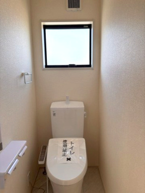 あきる野市引田♪敷地46坪超×長期優良住宅の角地のトイレ|2階トイレ