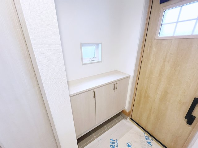 新築戸建・新築建売　西郷村小田倉字前原　小田倉小・西郷第二中の玄関|玄関ドアや小窓から日差しが入り明るい玄関です！