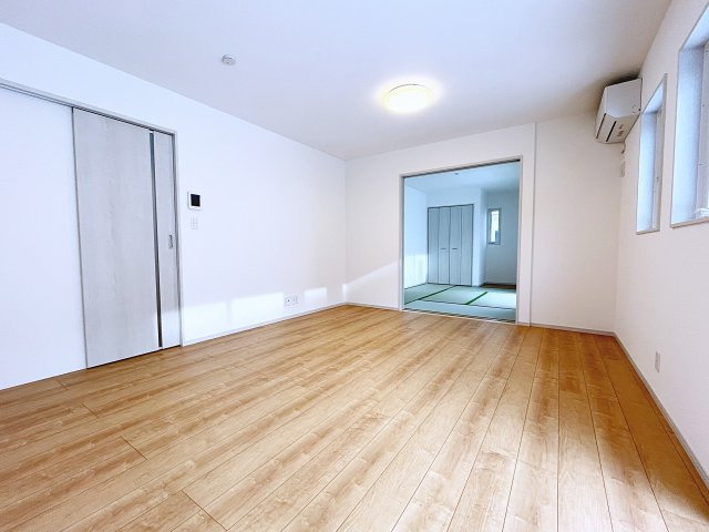 新築戸建・新築建売　西郷村小田倉字前原　小田倉小・西郷第二中の居間・リビング|15.6帖のLDKは隣の和室と合わせると22.3帖の開放的な空間！ゆったりスペースは家族団欒の場！
