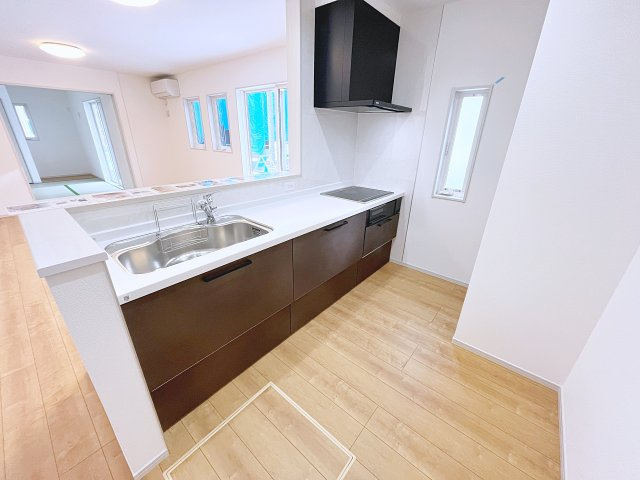 新築戸建・新築建売　西郷村小田倉字前原　小田倉小・西郷第二中のキッチン|カウンター越しに会話が弾み、家族とのつながりを感じられる対面キッチンです！