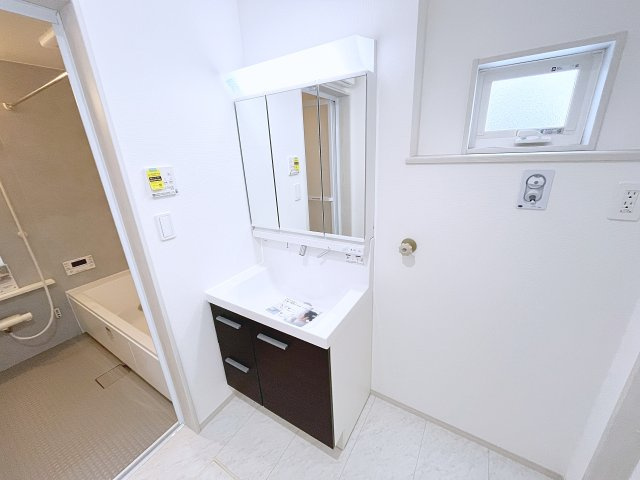 新築戸建・新築建売　西郷村小田倉字前原　小田倉小・西郷第二中の独立洗面台|三面鏡洗面台で朝の身支度もしやすい＆収納力も◎洗面台に物を置かずすっきり清潔に保つことができます！