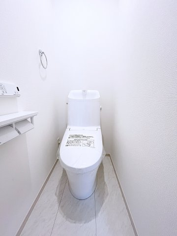新築戸建・新築建売　西郷村小田倉字前原　小田倉小・西郷第二中のトイレ|白を基調としており小窓で換気ができるので清潔感のある空間。ペーパーホルダーが2つあるのも便利です！