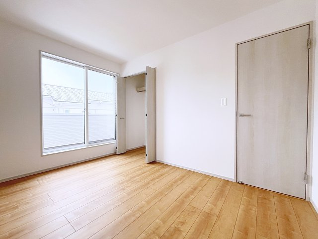 新築戸建・新築建売　西郷村小田倉字前原　小田倉小・西郷第二中の洋室|6帖の洋室　バルコニーへの出入りが可能です！