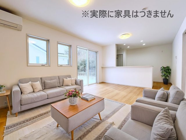 新築戸建・新築建売　西郷村小田倉字前原　小田倉小・西郷第二中の居間・リビング|画像はバーチャルホームステージングの加工による演出で、実際の家具は付きません。