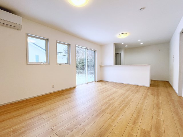 新築戸建・新築建売　西郷村小田倉字前原　小田倉小・西郷第二中の居間・リビング|南側の大きな窓から日差しが入り明るいリビングはご家族皆さんの憩いの場です！