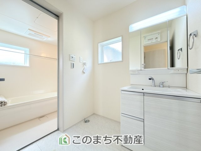 LiveleGarden.S下野烏ケ森の洗面所|シャンプードレッサーで朝の身支度♪伸びるホースでお掃除も簡単清潔です！