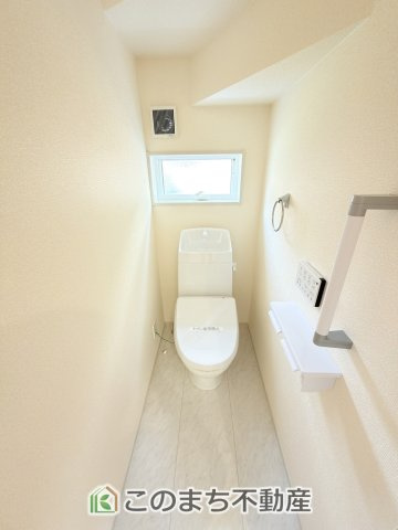 LiveleGarden.S下野烏ケ森のトイレ|小窓から換気ができて清潔なトイレスペース☆