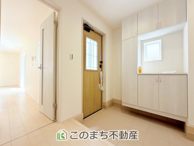 LiveleGarden.S下野烏ケ森の玄関|広々とした玄関スペース♪たくさんの靴を収納できる下駄箱もございます。