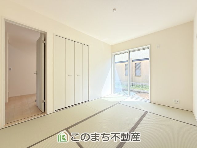 LiveleGarden.S下野烏ケ森の和室|お子様のお昼寝にも便利な和室です。大きな窓から暖かな日差しが差し込みます♪