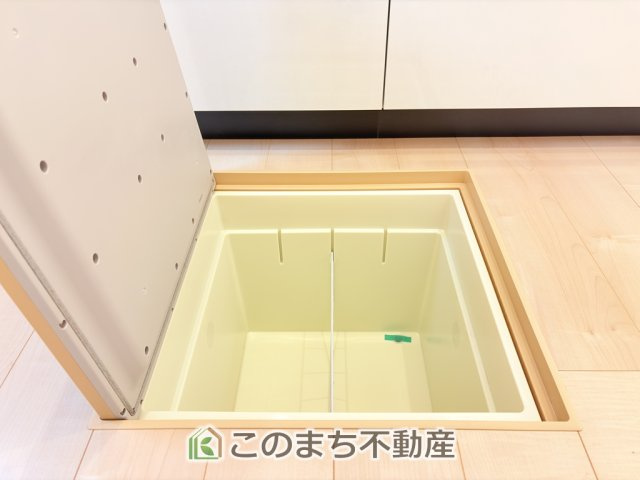 LiveleGarden.S下野烏ケ森の収納|キッチンには床下収納を備え、食品や日用品のストック収納に便利。すっきり片付く使い勝手の良い設備です。
