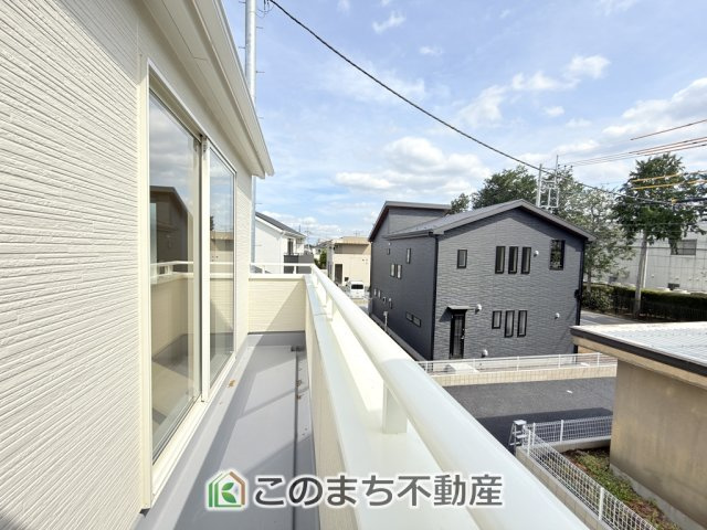 LiveleGarden.S下野烏ケ森のバルコニー|南向きの大型バルコニーは陽当り良好で、たっぷりのお洗濯物もよく乾きます！
さらにインナーバルコニーなので雨の日でも安心してお出かけできますね♪