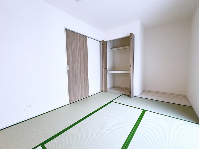 新築戸建・新築建売　西郷村小田倉字前原　小田倉小・西郷第二中の和室|畳のぬくもりが心地いい和室。リビングから見守ることができ、お子様のお昼寝や遊び場に最適です！