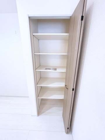 新築戸建・新築建売　西郷村小田倉字前原　小田倉小・西郷第二中の収納|パントリー収納は可動式の棚で、食品や防災グッズなどの保管に便利です！