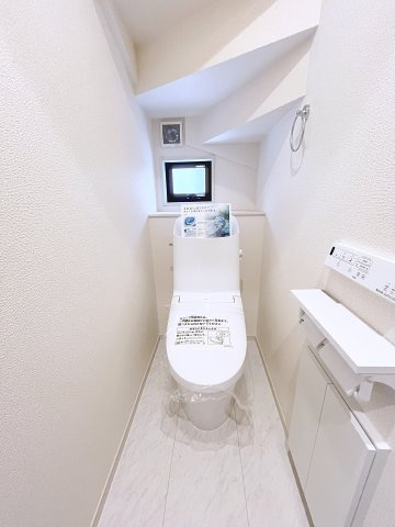 新築戸建・新築建売　西郷村小田倉字前原　小田倉小・西郷第二中のトイレ|白を基調としており小窓で換気ができるので清潔感のある空間。ペーパーホルダーが2つあるのも便利です！
