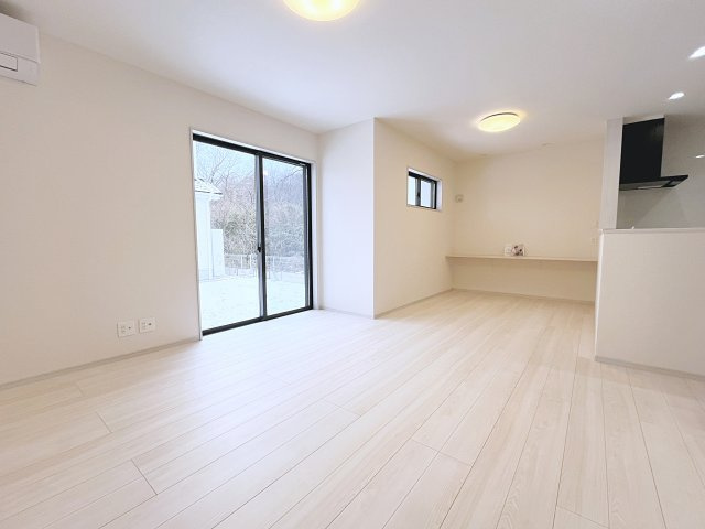 新築戸建・新築建売　西郷村小田倉字前原　小田倉小・西郷第二中の居間・リビング|南側の大きな窓から日差しが入り明るいリビングはご家族皆さんの憩いの場です！