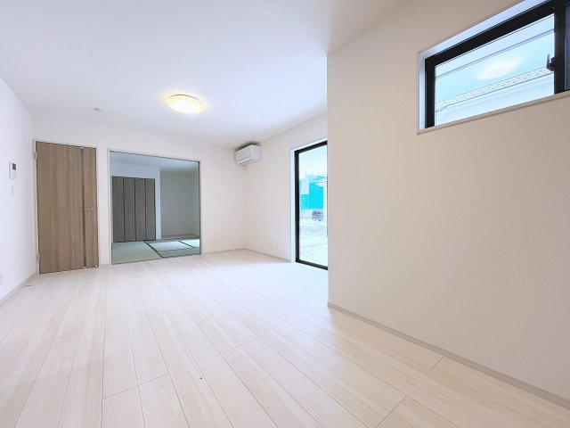 新築戸建・新築建売　西郷村小田倉字前原　小田倉小・西郷第二中の居間・リビング|LDKは16.1帖でゆったり広々とした空間です！和室の戸を開放すると合わせて22帖以上で更に開放的！
