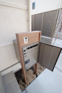 【設備】 | 【仲介手数料無料！！】稲城市坂浜　新築戸建て（全11棟）8号棟　5080万円 | 宅配ボックス