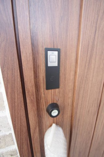 【防犯設備】 | 【仲介手数料無料！！】稲城市坂浜　新築戸建て（全11棟）8号棟　5080万円 | 玄関扉はカードキー対応