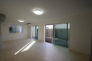 【居間・リビング】 | 【仲介手数料無料！！】稲城市坂浜　新築戸建て（全11棟）8号棟　5080万円 | LDK21.8帖