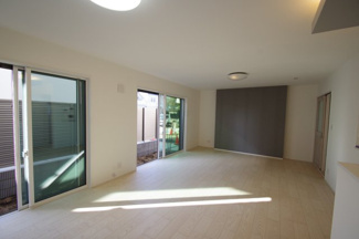 【居間・リビング】 | 【仲介手数料無料！！】稲城市坂浜　新築戸建て（全11棟）8号棟　5080万円