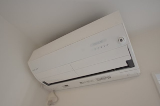 【冷暖房・空調設備】 | 【仲介手数料無料！！】稲城市坂浜　新築戸建て（全11棟）8号棟　5080万円 | リビングにエアコン設置済みです。