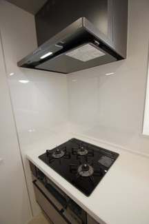 【キッチン】 | 【仲介手数料無料！！】稲城市坂浜　新築戸建て（全11棟）8号棟　5080万円 | フラット型レンジフード