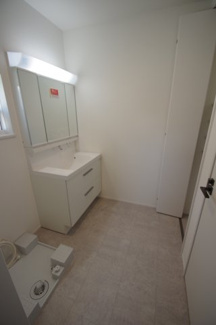 【脱衣所】 | 【仲介手数料無料！！】稲城市坂浜　新築戸建て（全11棟）8号棟　5080万円 | 洗面所