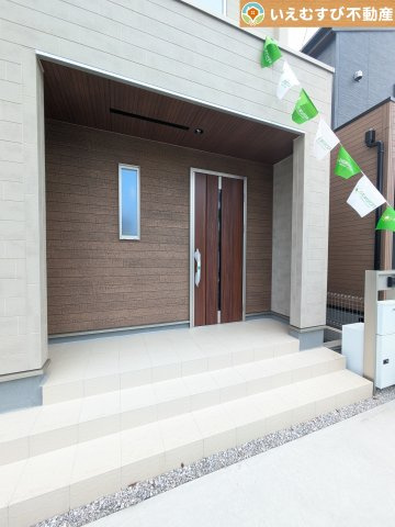 Livele Garden.S　深谷上野台第23のエントランス|落ち着いた色づかいのエントランス
駐車場からアクセスの良いエントランス。雨の日や荷物が多くても安心の動線♪