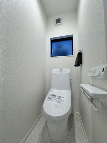 足立区南花畑１丁目　新築分譲住宅　全15邸のトイレ|清潔・快適・節水も。ウォシュレット付きトイレが、見えないところで暮らしをスマートに整えます