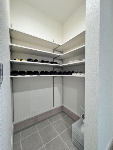 足立区南花畑１丁目　新築分譲住宅　全15邸の収納|広さと使いやすさを両立。ウォークインクローゼットが、家族みんなの“しまう”をスマートに整えます