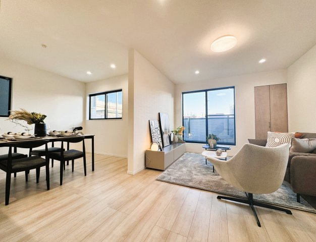 足立区南花畑１丁目　新築分譲住宅　全15邸の居間・リビング|朝の光で目覚めて、午後はのんびり読書。南向きのリビングが、暮らしのリズムを整えてくれます