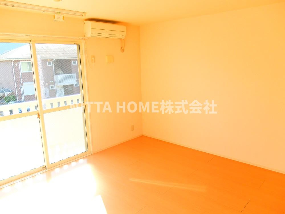 コンフォール・ヴィラＢ棟の内装|大きな窓から明るい日差しが差し込みます◆