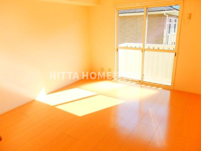 コンフォール・ヴィラＢ棟の居間・リビング|解放感のあるリビングルーム◇