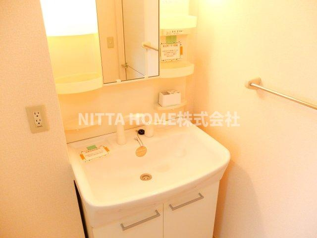 コンフォール・ヴィラＢ棟の洗面所|シャワー付き洗面化粧台で身支度はバッチリ◎