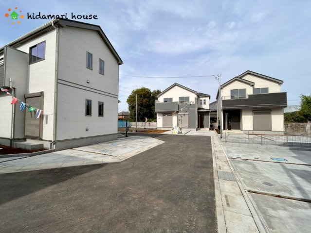 第3伊奈小室　新築戸建　ハートフルQの前面道路含む現地写真