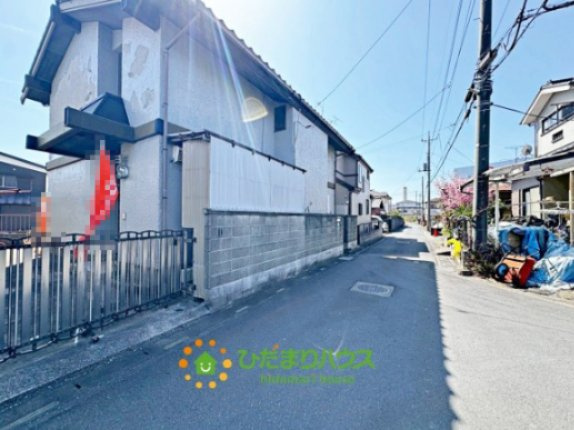 白岡市篠津１期　中古一戸建ての前面道路含む現地写真