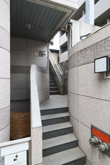 コモドスクウエア北新宿のエントランス