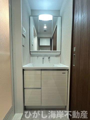 クリオ平塚十番館の独立洗面台|新規リフォーム完了！　三面鏡化粧台