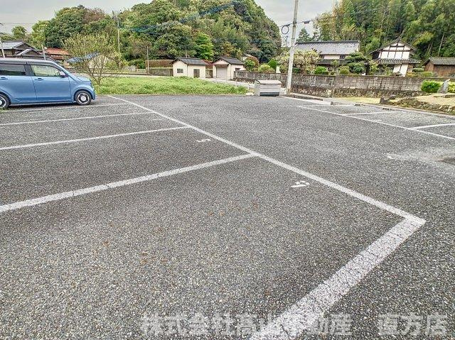 どんどんハウスの駐車場