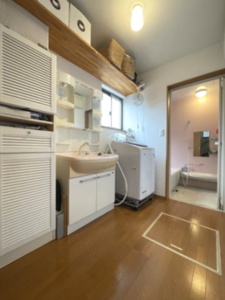 中古戸建・中古住宅　郡山市大槻町下町東　大槻小学校・大槻中学校の独立洗面台|広めで解放感のある洗面所。バスルームとも段差が無いので、小さなお子様にも安心の間取り♪