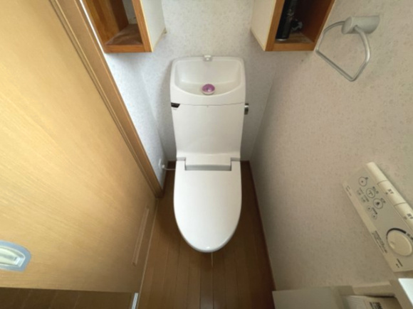 中古戸建・中古住宅　郡山市大槻町下町東　大槻小学校・大槻中学校のトイレ|収納豊富なトイレ。小窓もついているので換気採光◎収納も◎