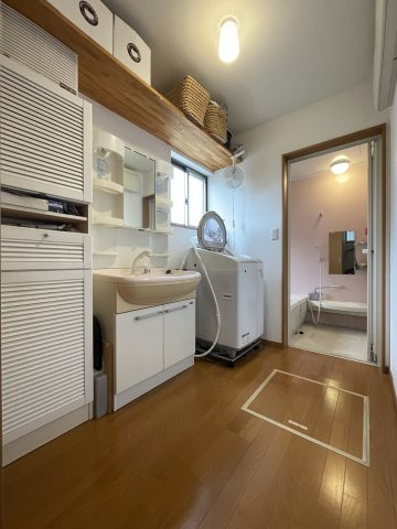 中古戸建・中古住宅　郡山市大槻町下町東　大槻小学校・大槻中学校のキッチン|広めで解放感のある洗面所。バスルームとも段差が無いので、小さなお子様にも安心の間取り♪